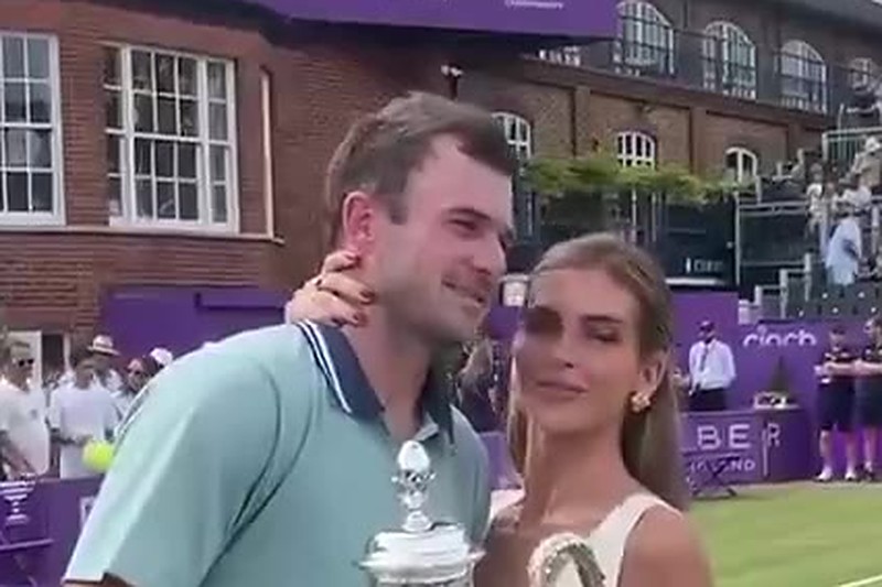 素人剧情 户外草坪新娘 婚纱照背后隐藏的秘密 结局反转