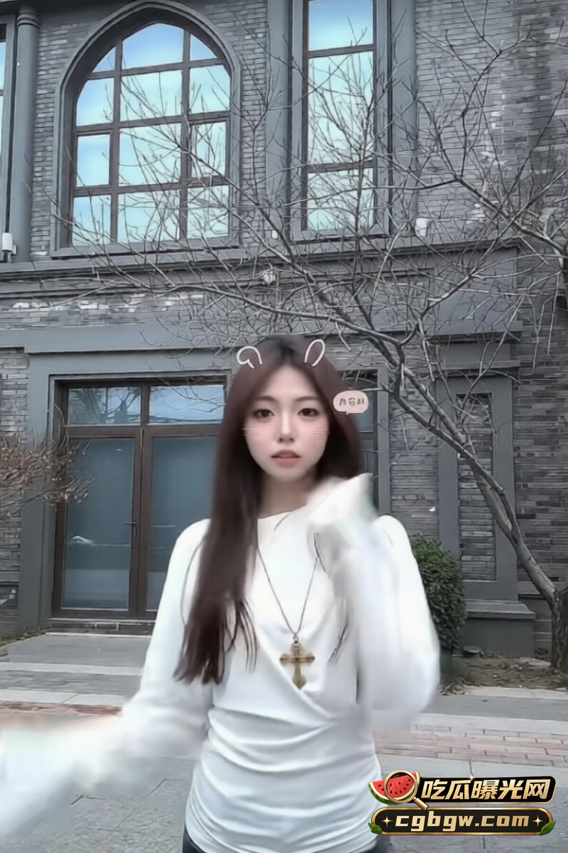 ## 清纯女大反差本性
张钰妍这学生妹外表白净清秀,长发乖巧,日常白大衣粉衣服完全是好学生模样,可私下粉嫩白虎被男主彻底调教成母狗,宿舍里就敢叉腿自扣诱惑,那反差直接把人看硬。图2
