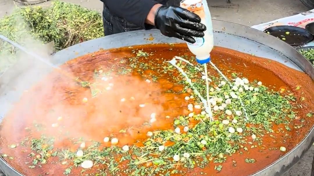 强健的身躯源自鸡肉带来的力量，这鸡有力气