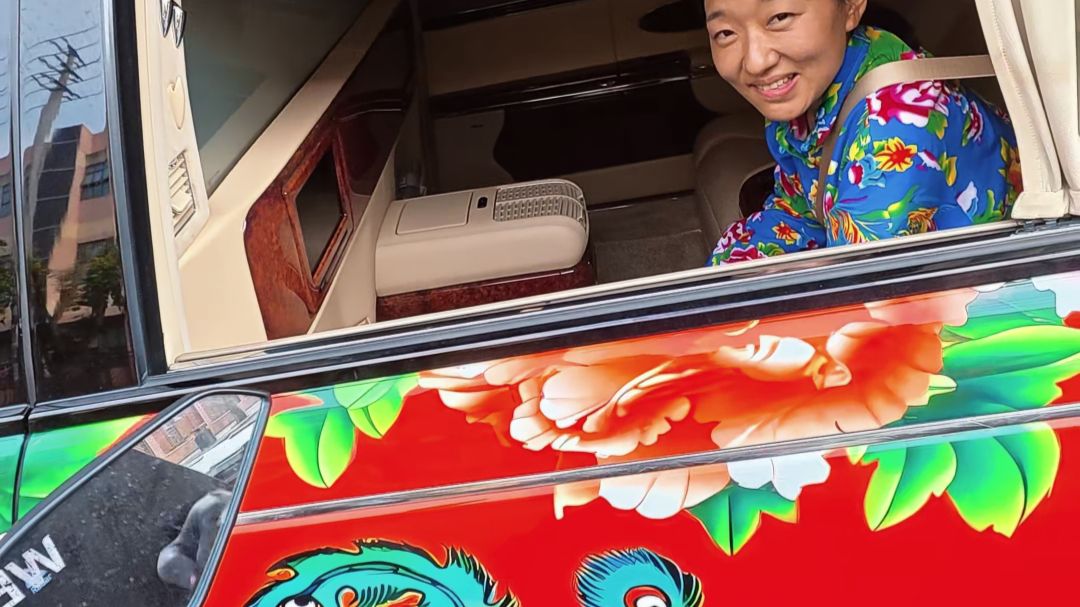 带黄牌迈巴赫车主送外卖