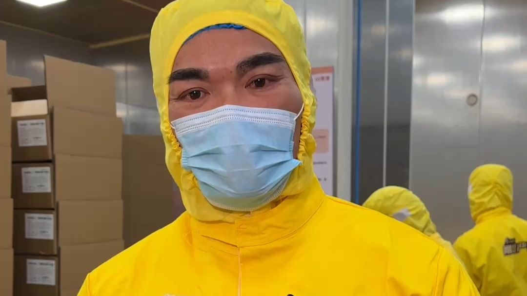 兄弟们，刚哥的烤肠上线了，今天带大家检验一下刚哥黑猪烤肠的生产流程，让大家每一口都吃得放心！