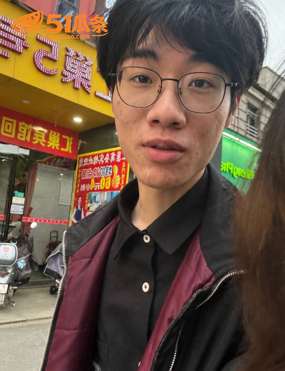团播出轨 谢泽铨 背相关图片23
