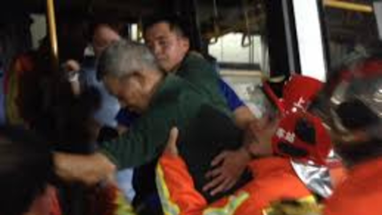宽城消防员救人险被冲走