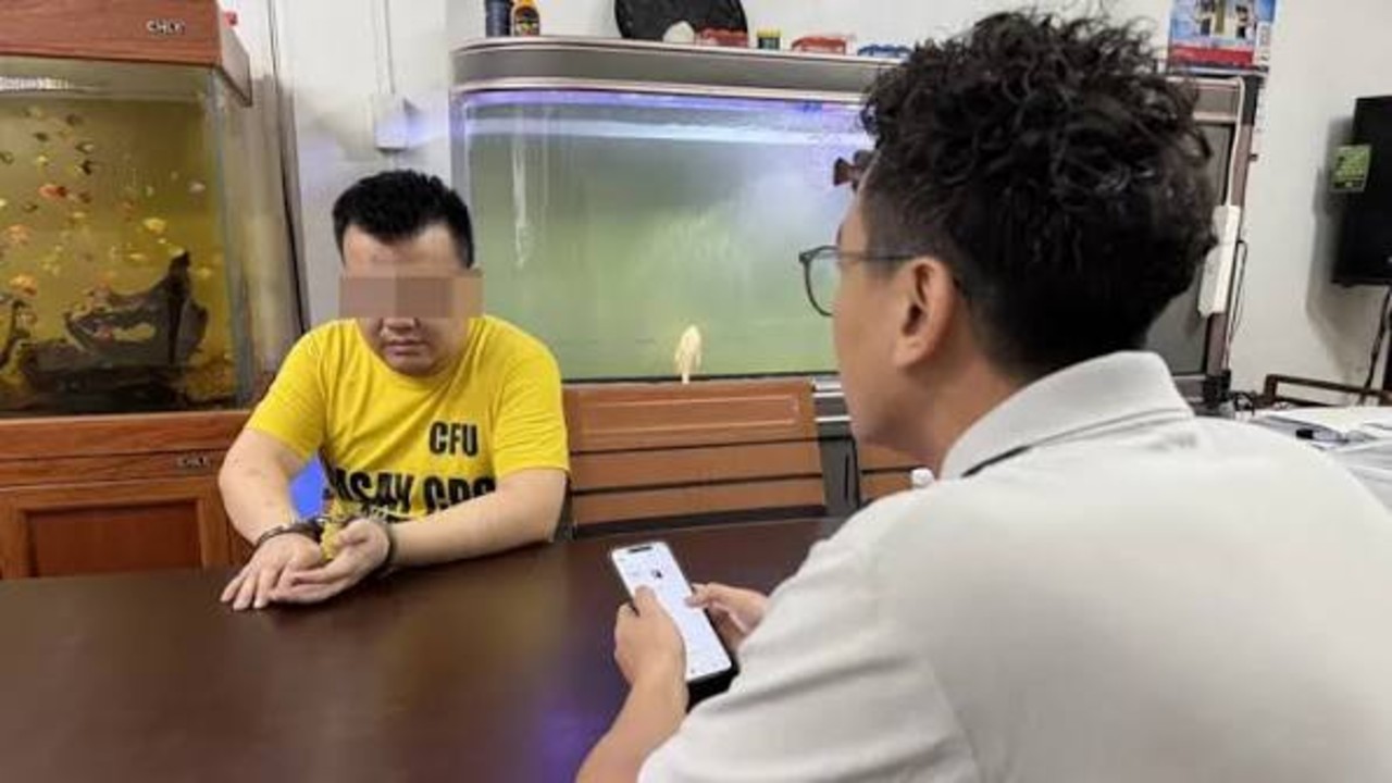 #菲律宾新闻曝光台湾男子在菲#撞人逃逸被抓！还拿假出生证明冒充菲人菲律宾移民局通报，一名34岁台湾男子因涉嫌在马里基纳市撞伤行人后逃逸，于7月29日被警方抓获。调查发现，该男子不仅无有效驾照，#还非法