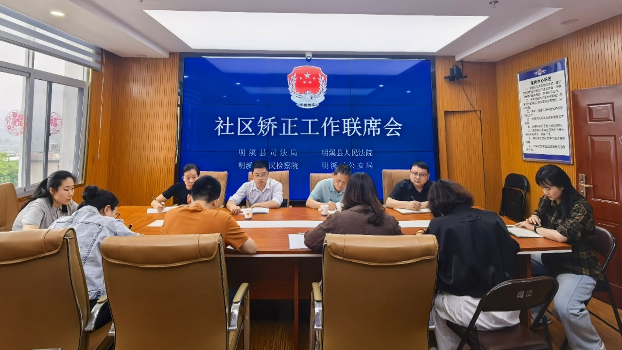 新华社7月21日短视频消息：近日，福州市连江县公安局根据线索深挖研判，锁定一处藏匿本地的电信网络诈骗窝点。