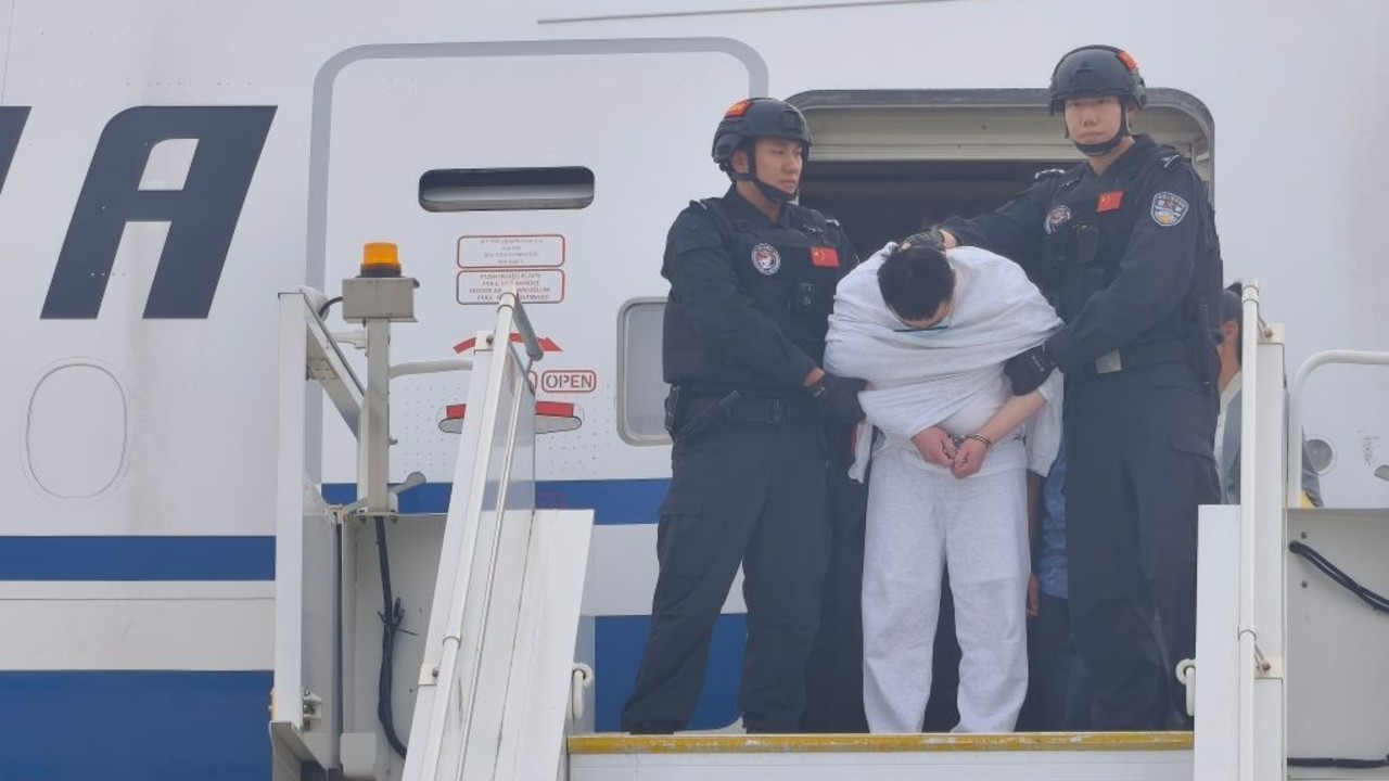 在境外针对中国公民实施绑架杀人犯罪的嫌疑人刘某文被遣返。(人民日报记者张天培 朱笑熺）#媒体原创