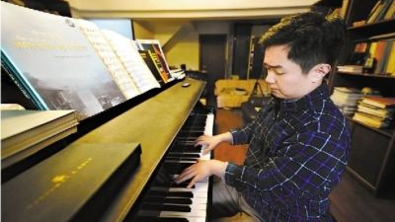 沈文裕默默翻评论满足粉丝点歌