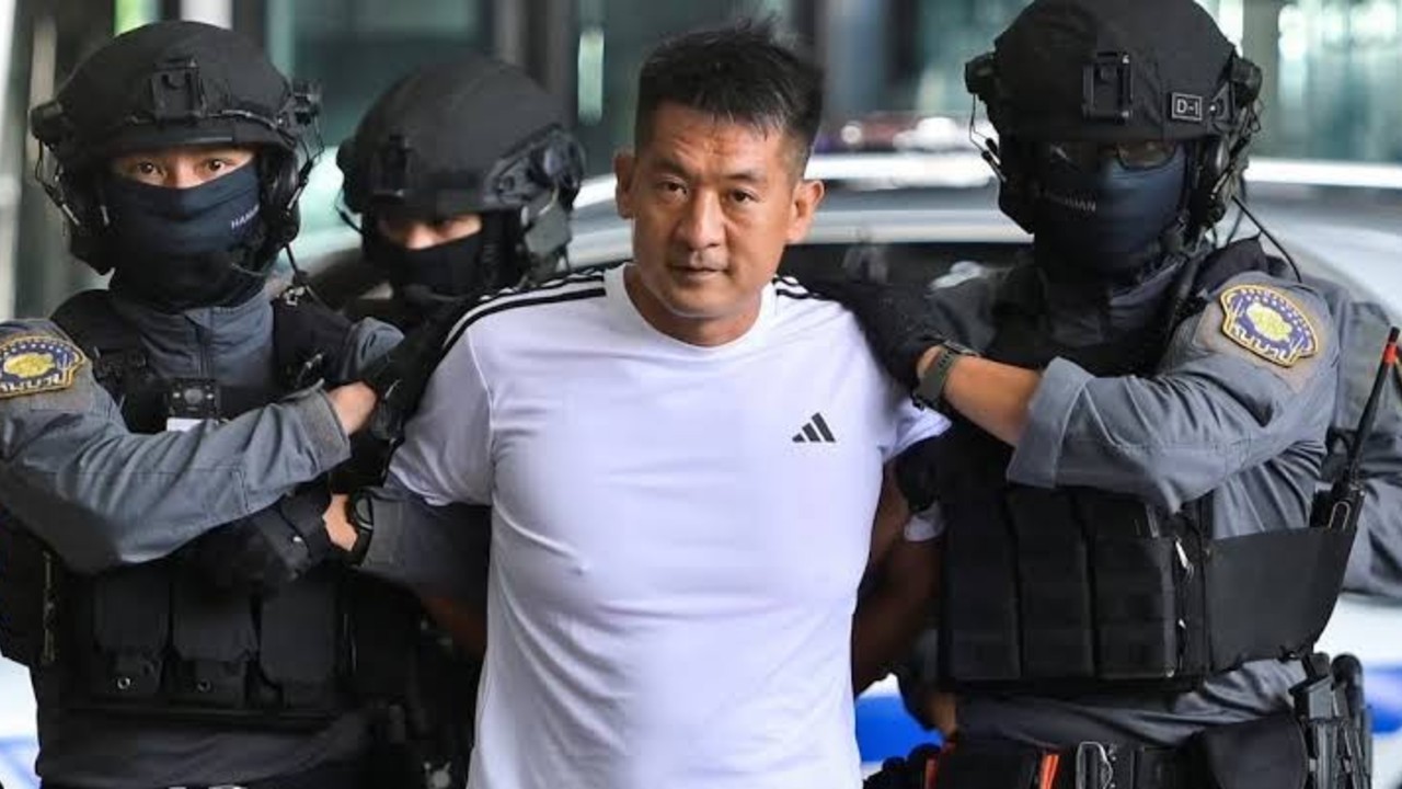 #网友曝光：原 KK 园区世纪#长江集团人事组长福来（后去了柬埔寨改名王杰）。我跟此人相识于去年，他在柬埔寨奥斯玛园区一个公司担任人事组长。后来因为公司解散，我回国了，他偷渡去了泰国陪他女朋友生孩子。