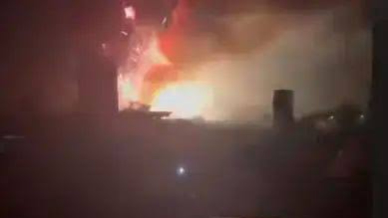福建莆田一烟花爆竹厂被人为纵火，现场火光冲天，居民称听到多声巨响，嫌疑人已被警方控制
