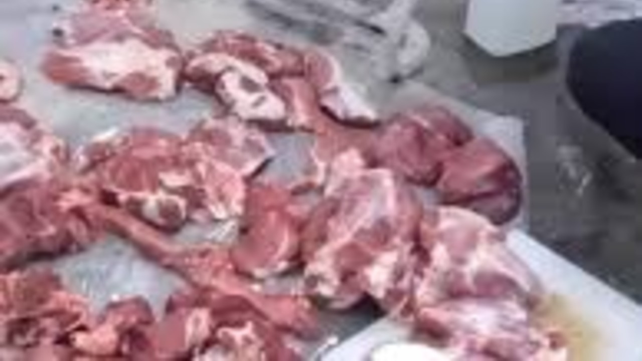 猪肉竟变“牛肉”！警方突袭牛肉制假窝点，现场多人正往猪肉上抹牛油、牛血，以假乱真。目前，已抓获犯罪嫌疑人16名，涉案金额超百万元。@我的德阳