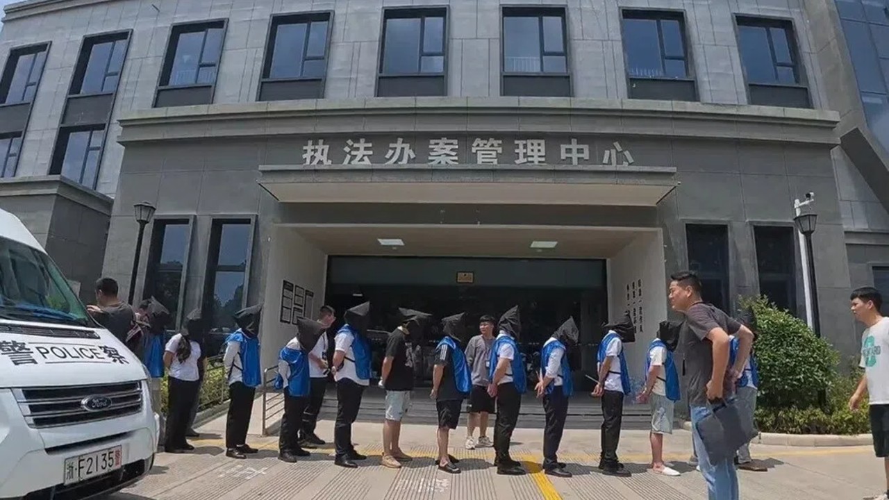 #国内资讯扫黑除恶雷霆出击！沈阳浑南警方抓获16名“软暴力”催收犯罪嫌疑人近期，随着全国扫黑除恶专项行动持续深入，沈阳市公安局浑南分局重拳出击，依法严厉打击涉黑涉恶及相关违法犯罪活动。行动中，浑南警方