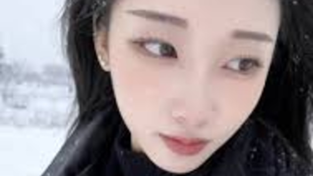 韩国“最美杀手”金素妍案引发网络争议：因社交平台美照获粉无数，真实照片曝光后舆论反转近日，韩国一宗“江北汽车旅馆药物连环杀人案”引发韩国社会关注。