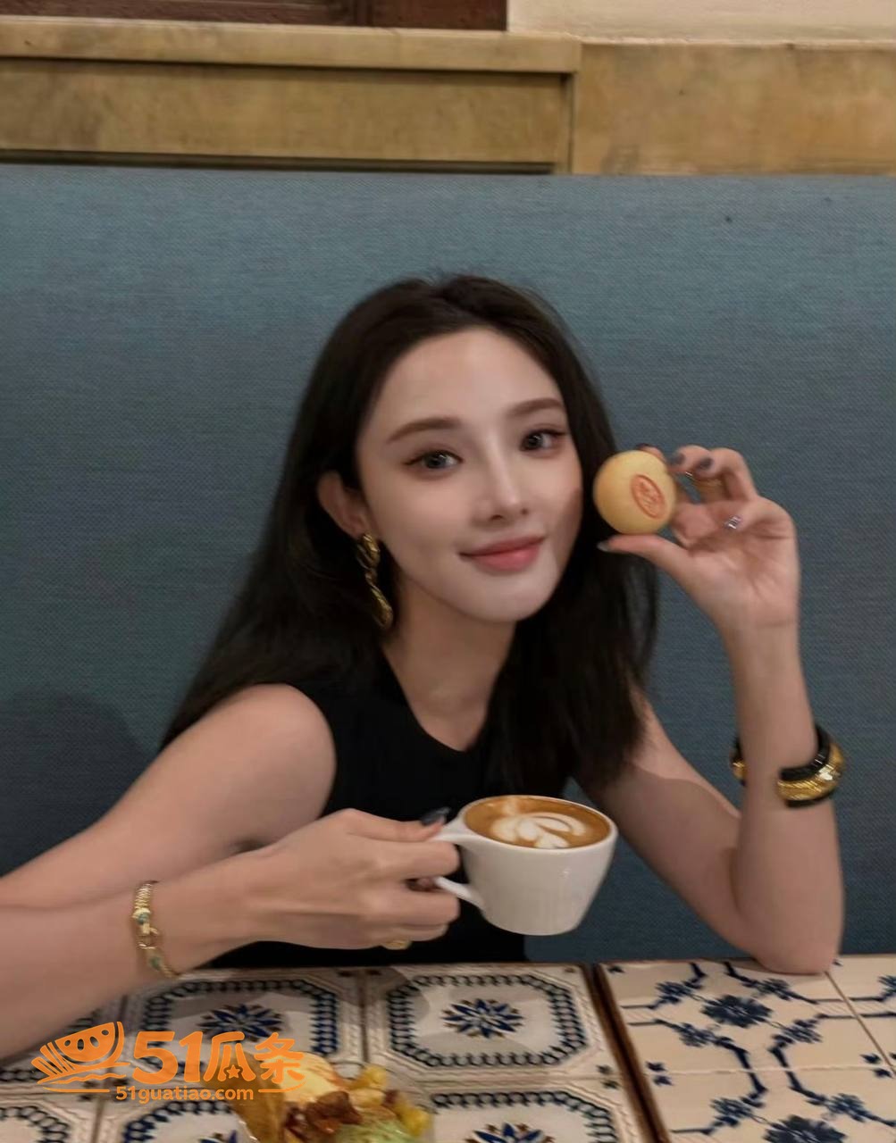 彭小苒 七夕被拍搂腰相关图片3