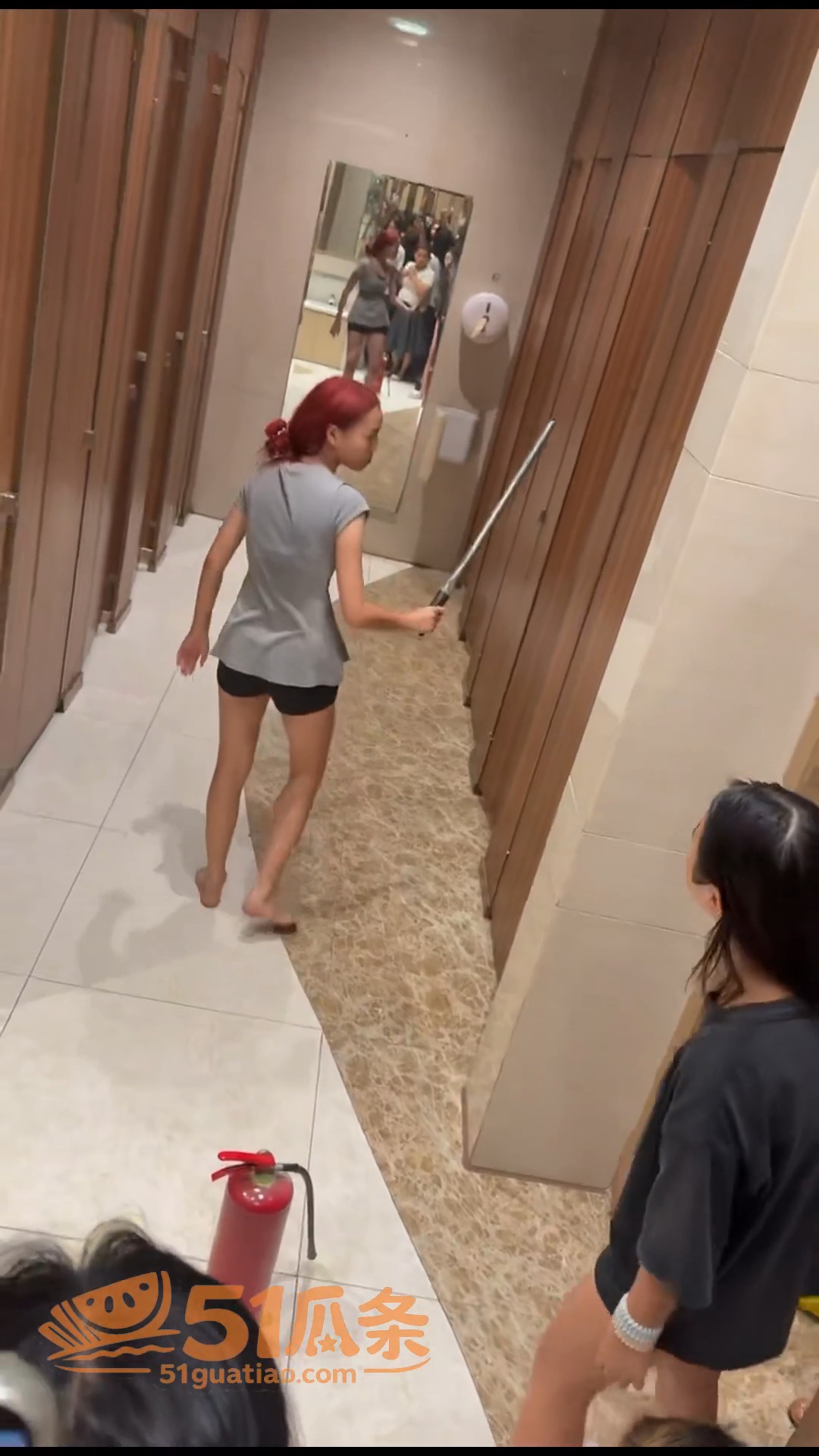胡伊洋 瑞安吾悦广场红发女子闹事 欠债跑路现场曝光