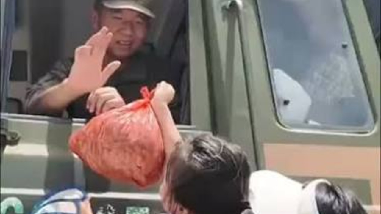 驰援广西贵港的人民子弟兵踏上返程，当地群众夹道欢送，送上鲜花、特产。网友：这就是军民鱼水情！@百姓关注