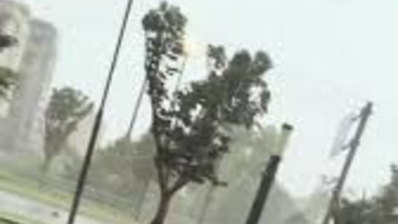 台风“巴威”已进入24小时警戒线，温岭石塘金沙滩浪已达4层楼高。请大家远离海岸，注意人身安全！（记者 周莎莎 周旭辉 彭鹏 朱承）