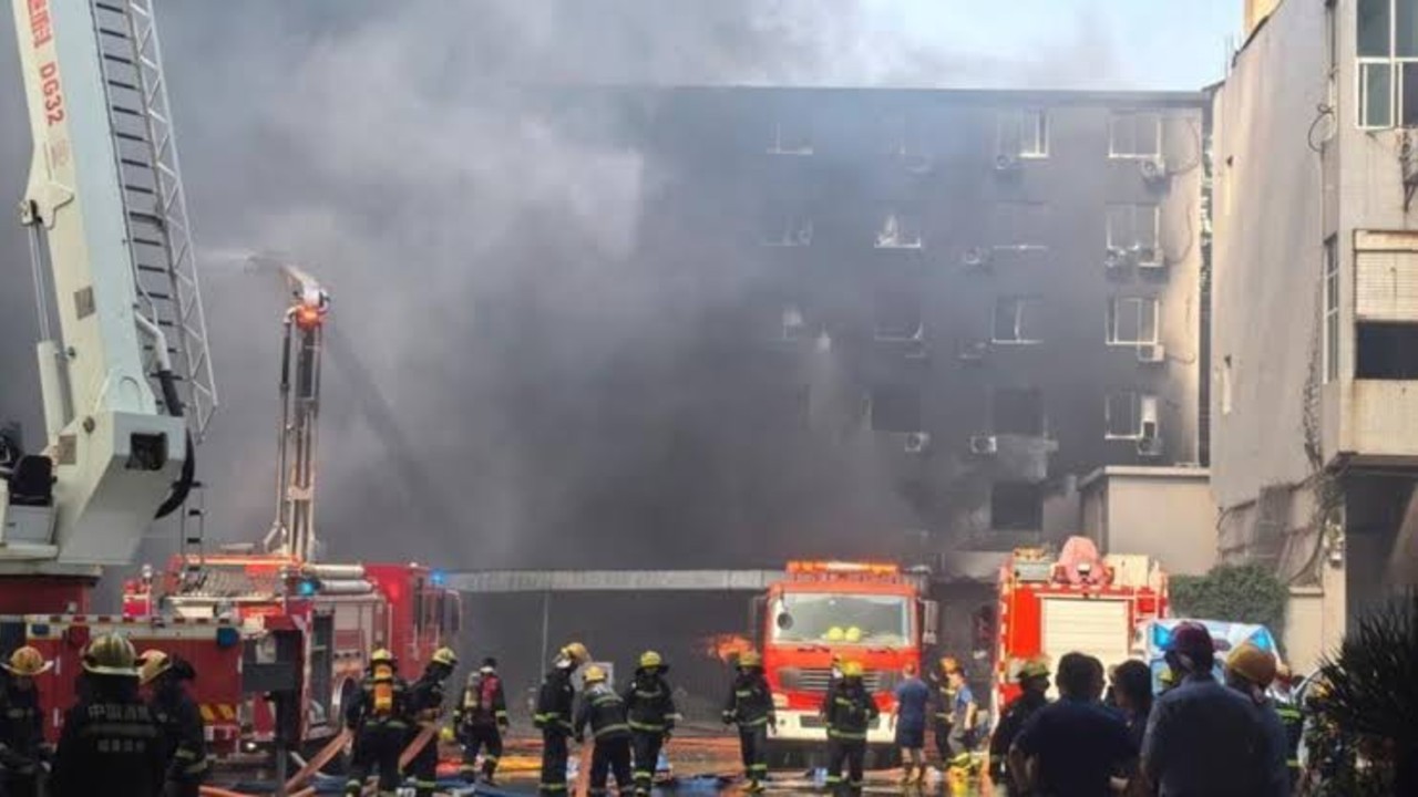 福建晋江一鞋厂发生火灾已致 28 人死亡，应急管理部派出联合工作组赶赴现场指导，目前情况如何？