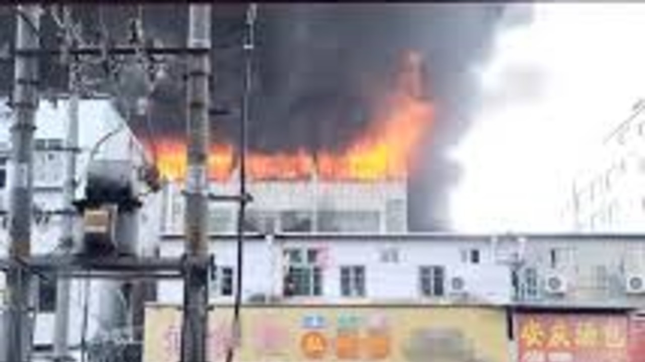 福建晋江一鞋厂发生火灾，多人被困楼顶，应急管理部派出联合工作组赶赴现场指导，目前情况如何？