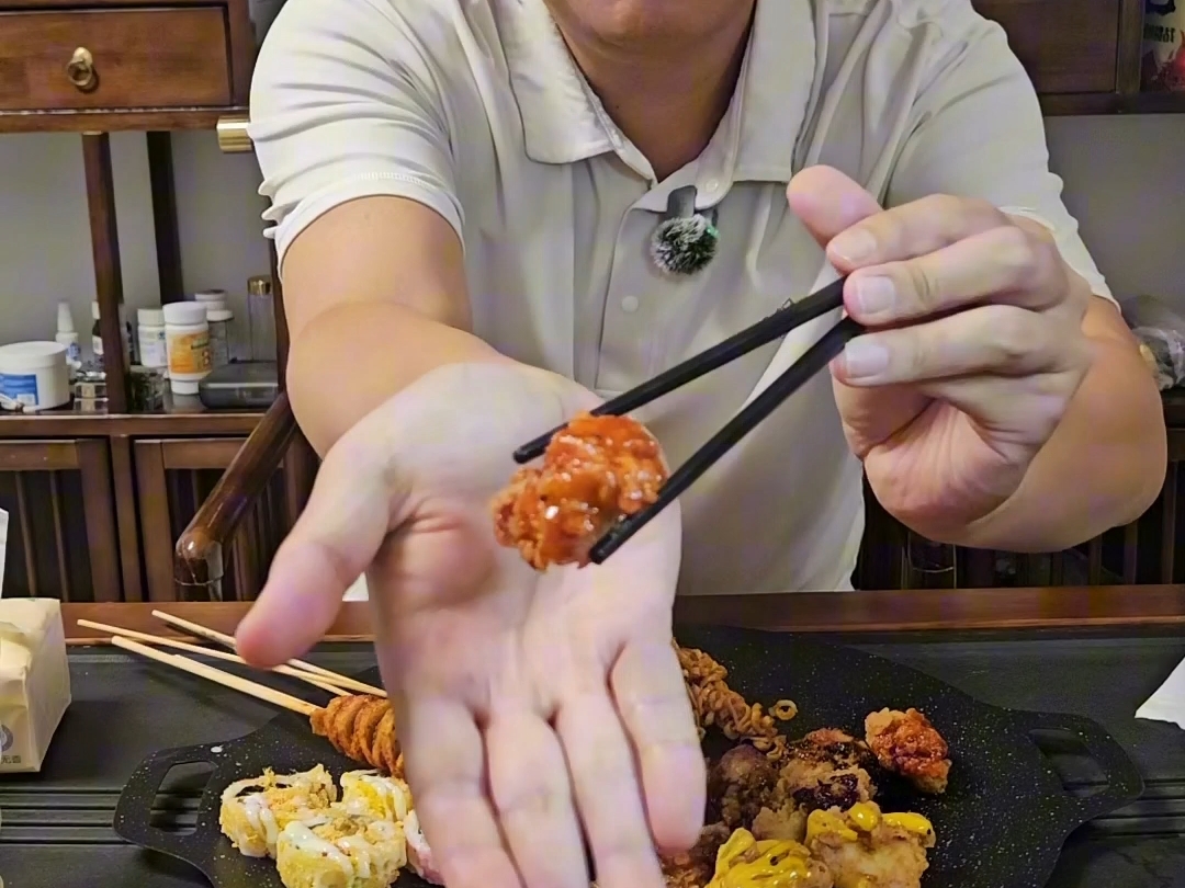 尝试做吃播第一期。火鸡面、炸鸡、寿司、炸串，不足之处请多指教。感谢