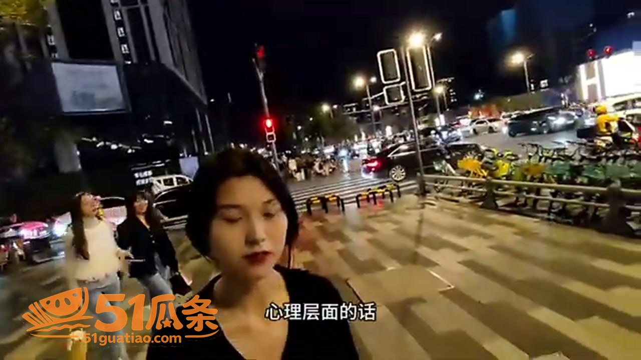 高冷女主播 街头被搭相关图片5
