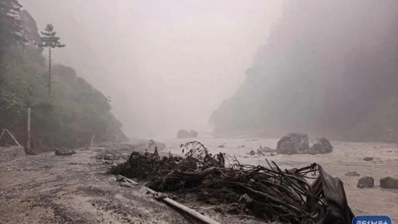 因尼泊尔一侧发生泥石流灾害，造成中国西藏日喀则市吉隆县吉隆口岸重大人员伤亡、失联。