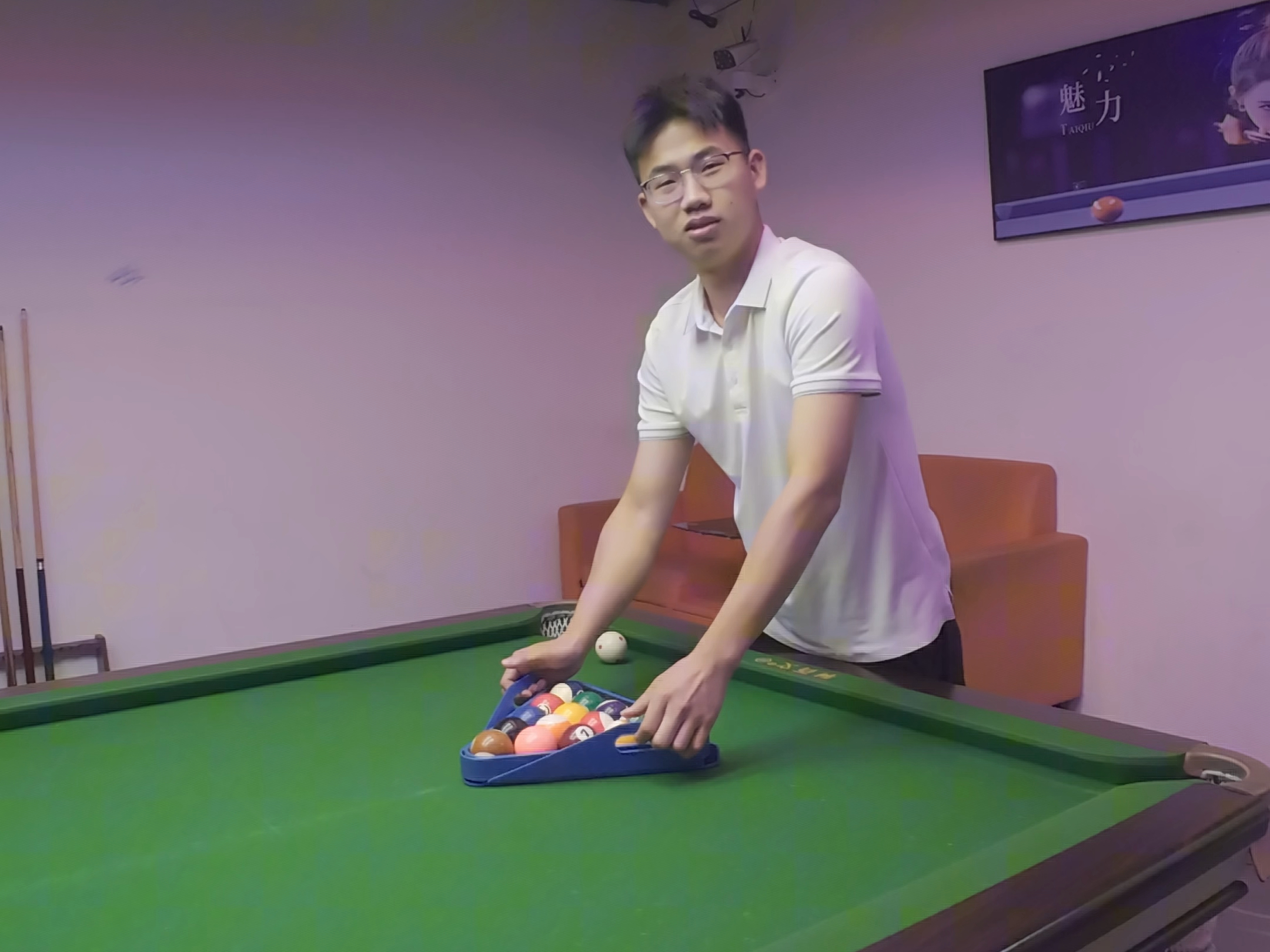 挑战去台球厅点最贵的桌子睡觉