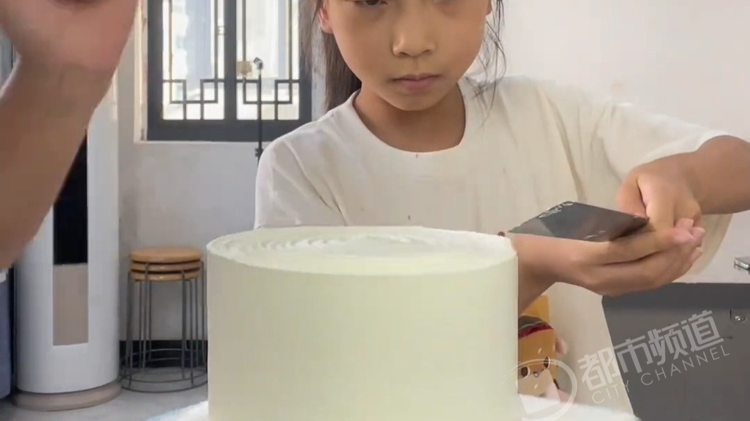 女儿跟爸爸学习蛋糕抹面，全程沉着冷静 专注力拉满！