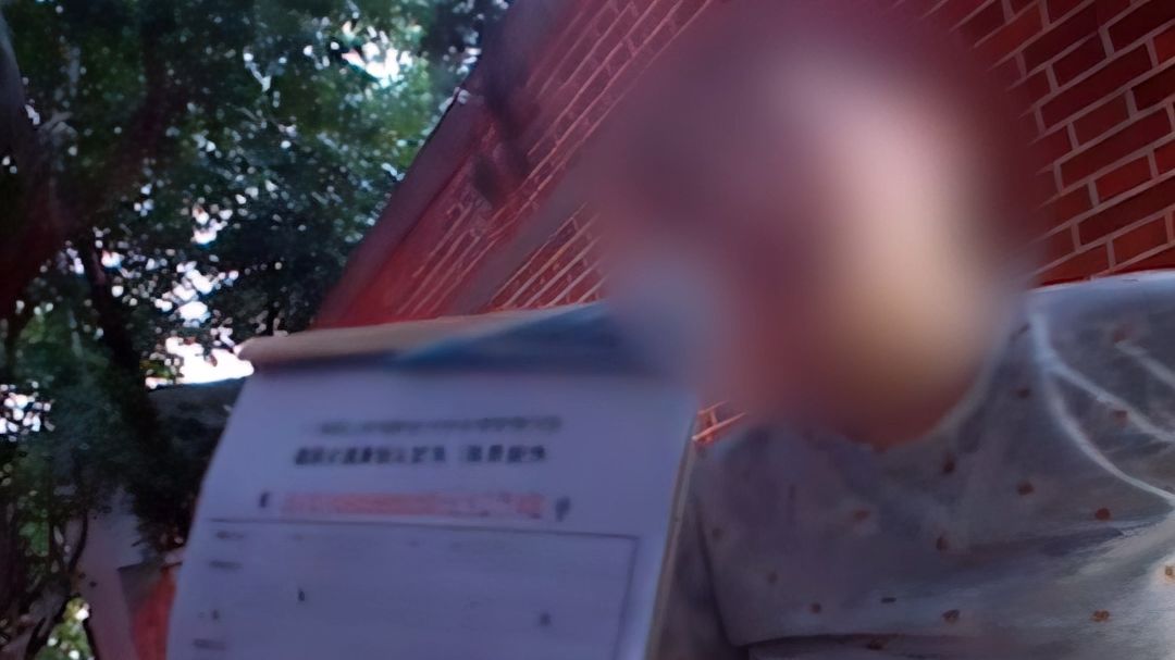 “我现在被撞了，你意思是我活该吗？”女子骑电动自行车横穿机动车道，交警：全责！