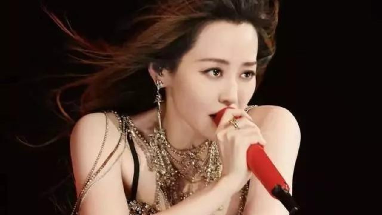张靓颖演唱会掏出手机看歌词