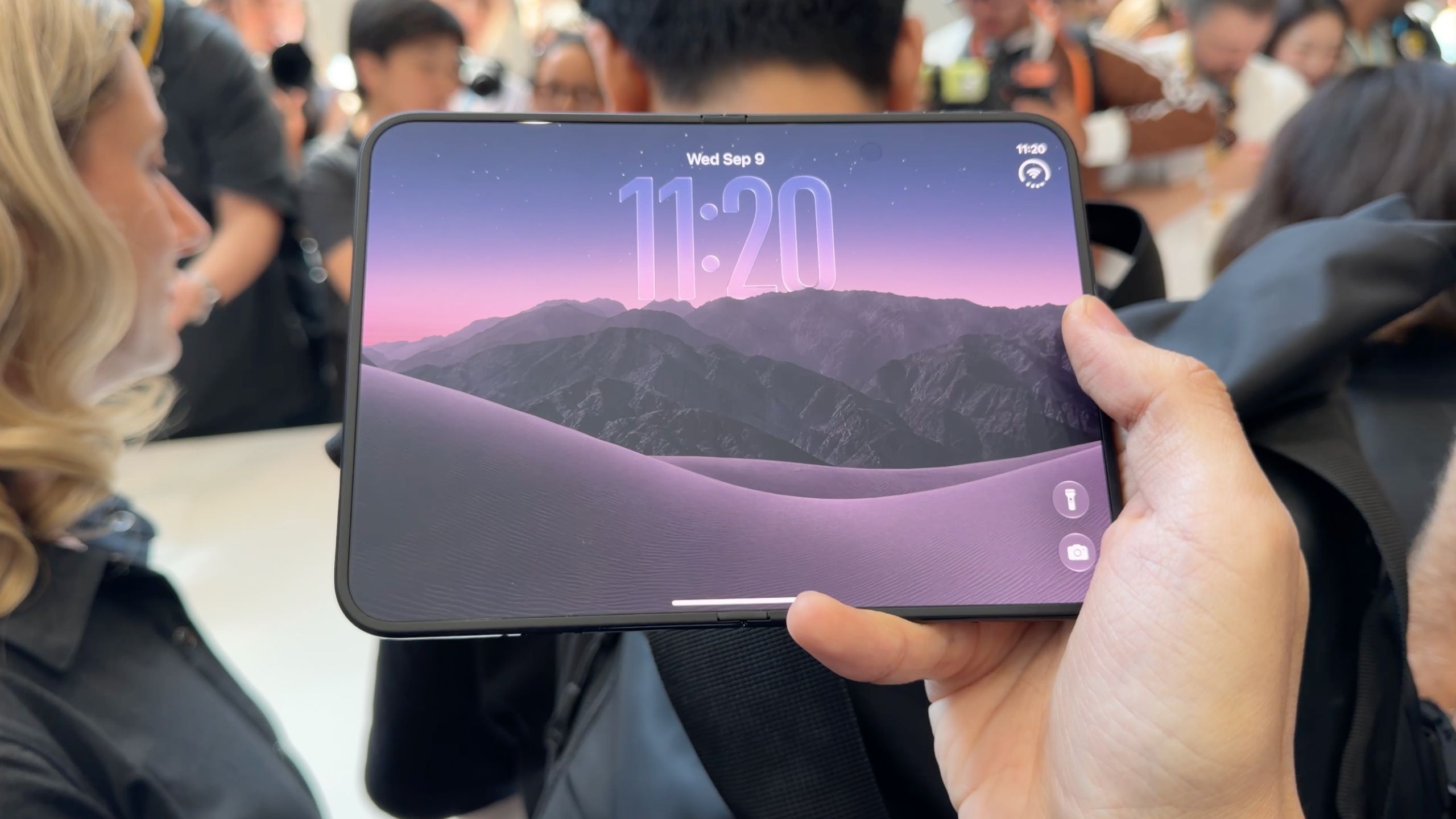 iPhone Duo 苹果折叠屏上手：超强折痕控制 + 纳米纹理屏