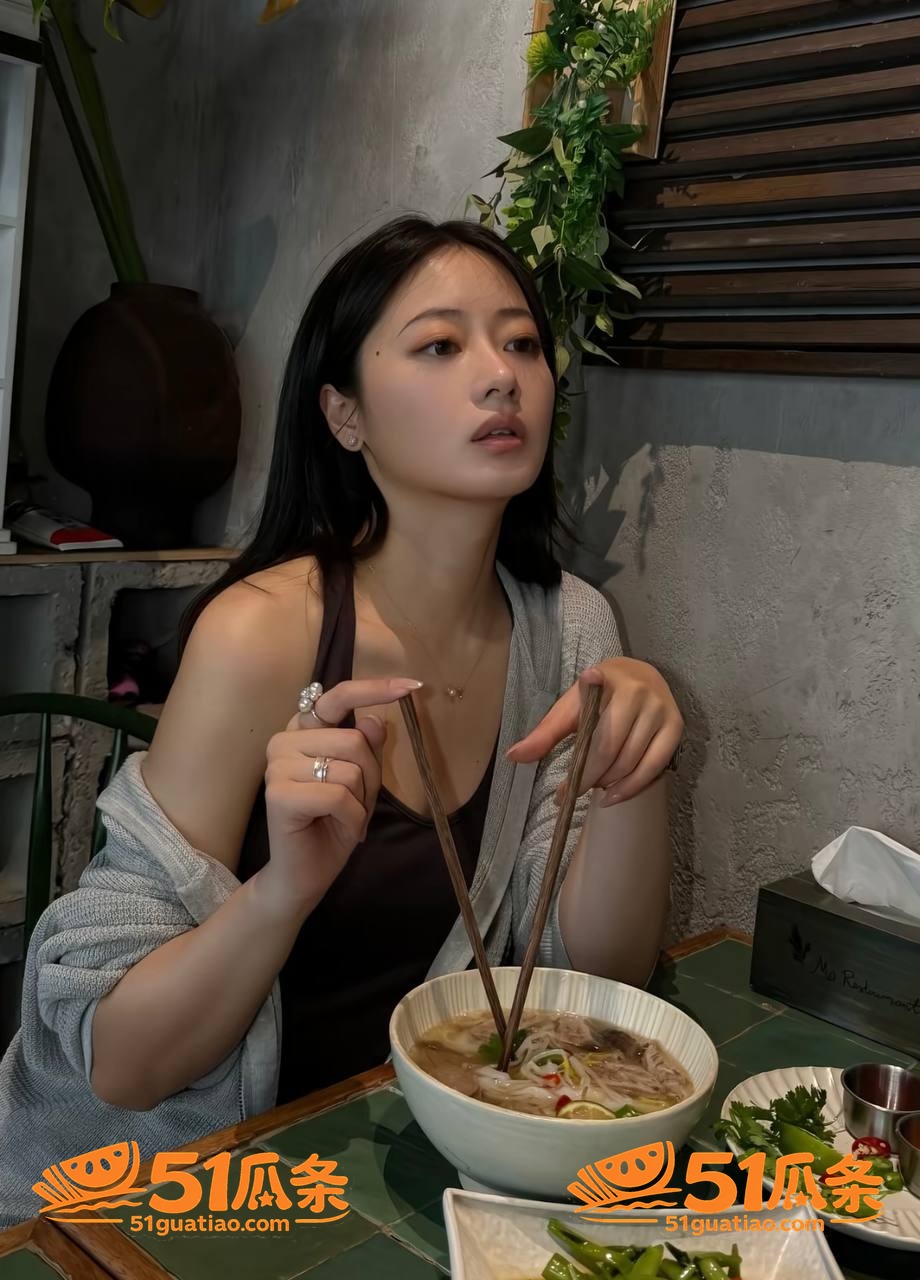 穿搭博主 谢什么蟹 演唱会推开男友亲闺蜜 单身人设崩塌