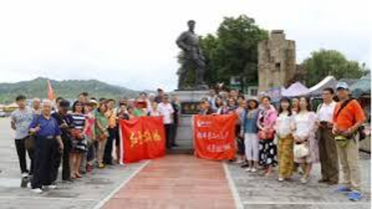 毛东东随团访朝 向毛岸英铜像祭酒