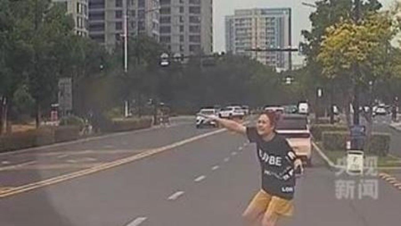 幼儿突发疾病急需送医，热心车主鸣笛接应，法院警车开道护航。为这份爱心接力点赞👍🏻（来源：嘉兴中院 平湖法院）