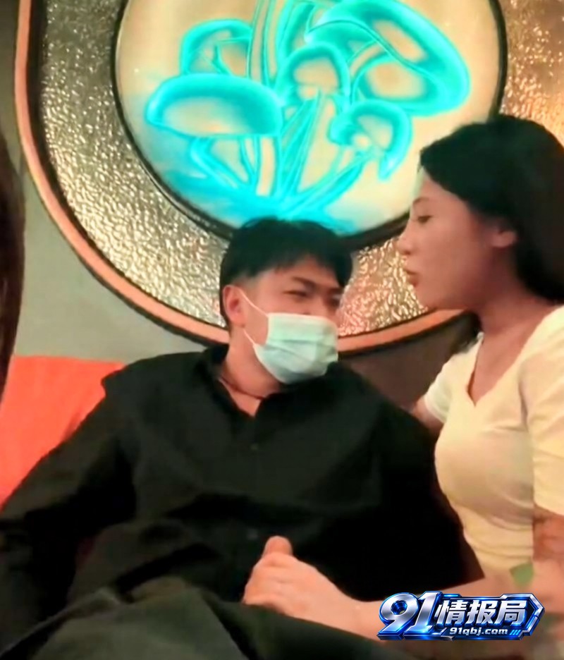 精神小妹3p视频 9