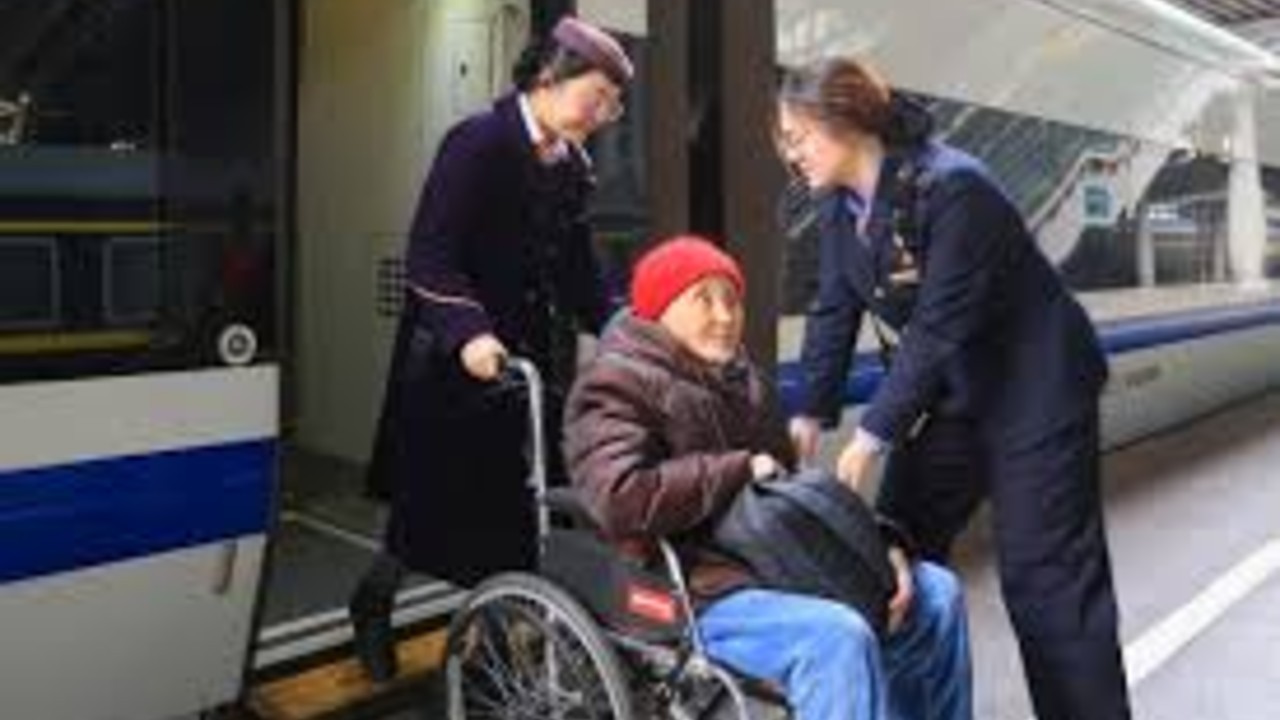 铁路部门优化老年人购票优惠措施