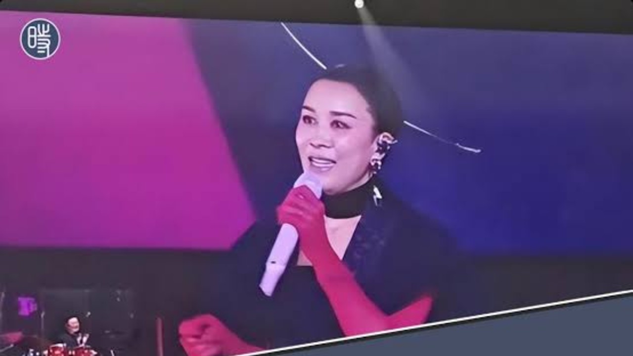 媒体追问那英临时加唱是否罚款引热议，「举报式采访」为啥引发争议？媒体这样报道合理吗？
