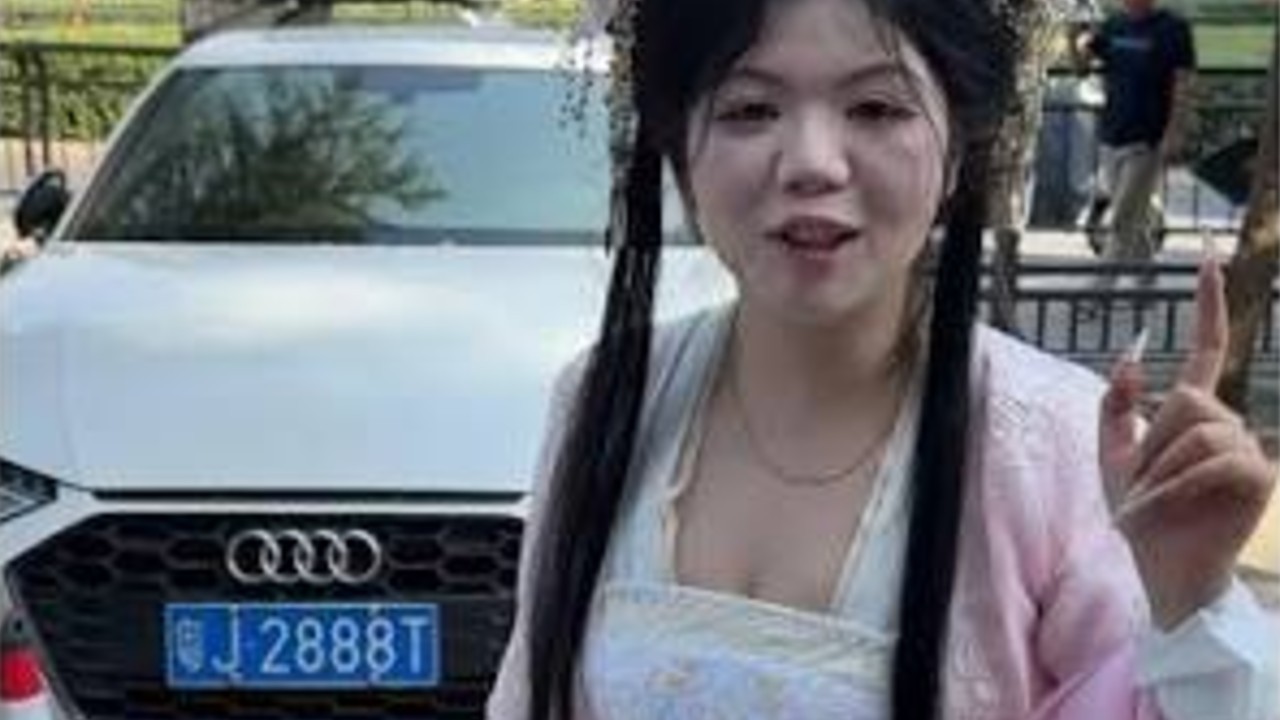 粤J2888T现身万岁山 带刀护卫守车