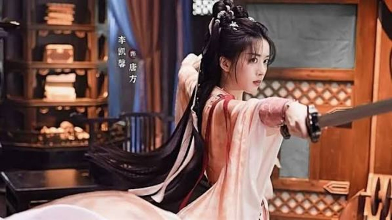 古力娜扎亮相武网 现场欢呼声不断