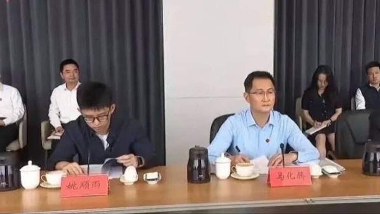 28岁姚顺雨坐马化腾身边