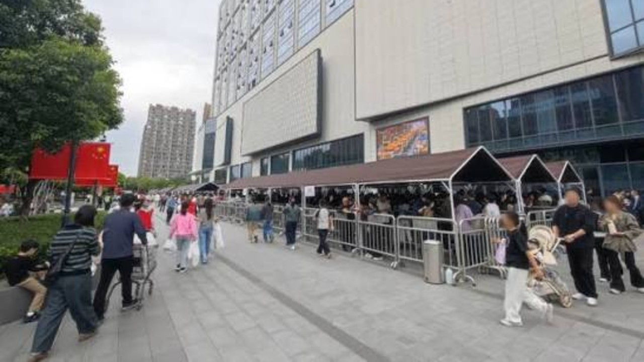 顾客称在胖东来购物结账时发现多收 27.79 元，次日退还款项还额外补偿两百元，如何看待这一处理方式？