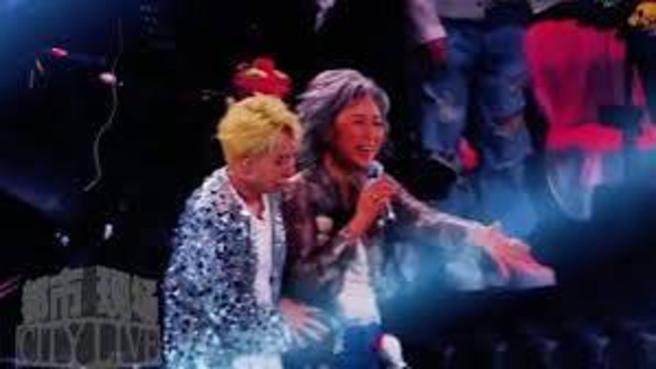 65岁叶蒨文演唱会险些跌落舞台