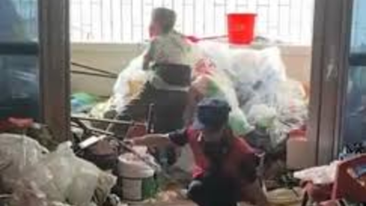 父母因堆积废品生病 男子无奈举报