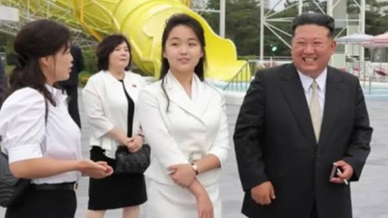 金正恩观演女儿白衣亮相