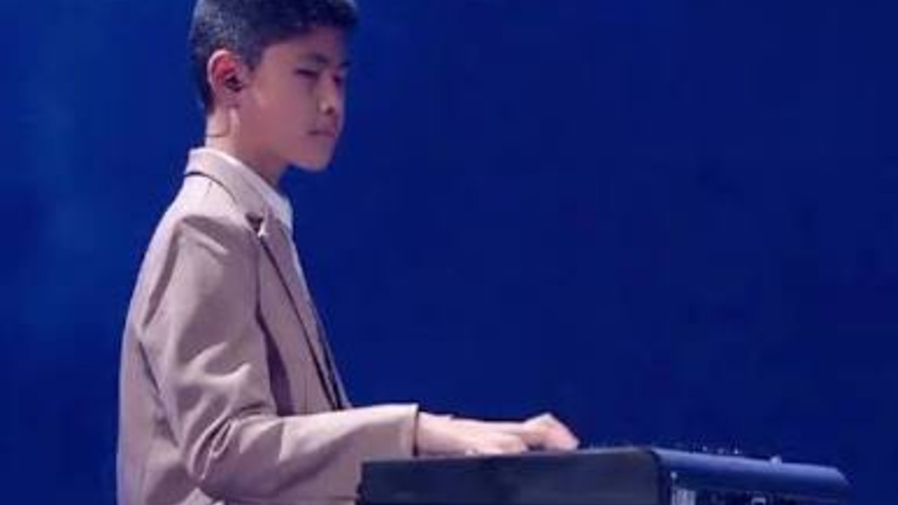 盲童佑佑为张韶涵伴奏