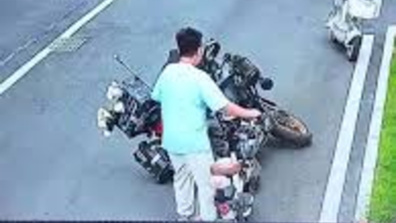 男孩撞倒4万摩托未离开 扶车20多次