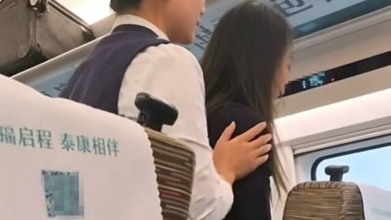 官方通报女子高铁开免提电话1小时