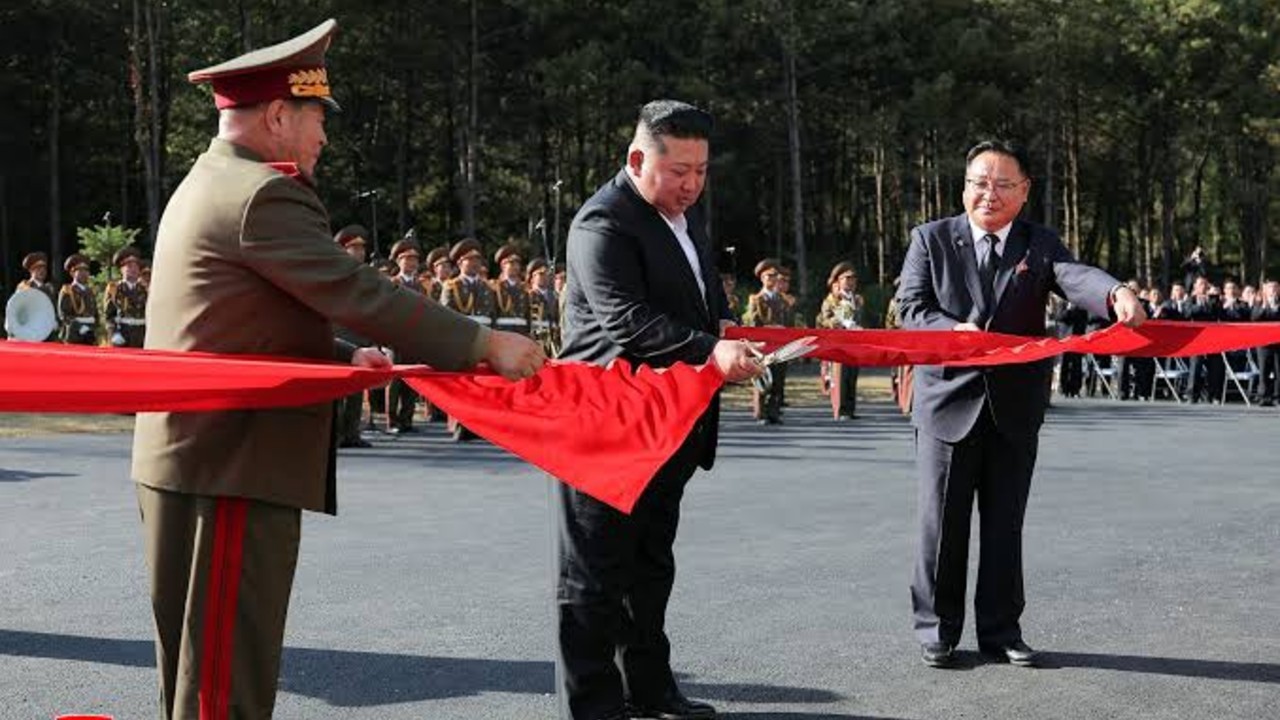 金正恩携女出席国防博物馆开馆