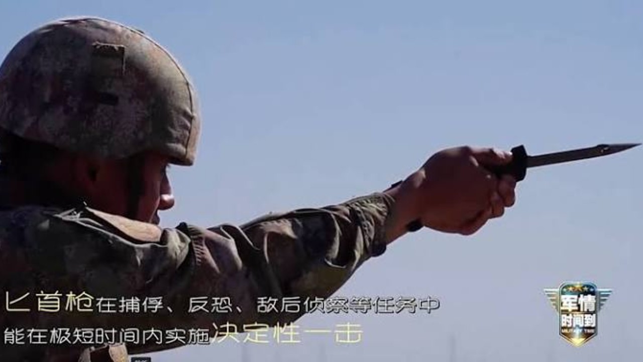 解放军演示匕首枪