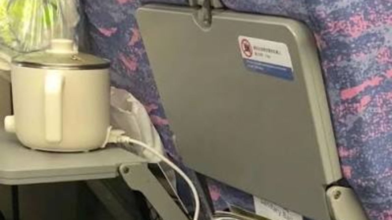 旅客因火车插座争执 12306回应
