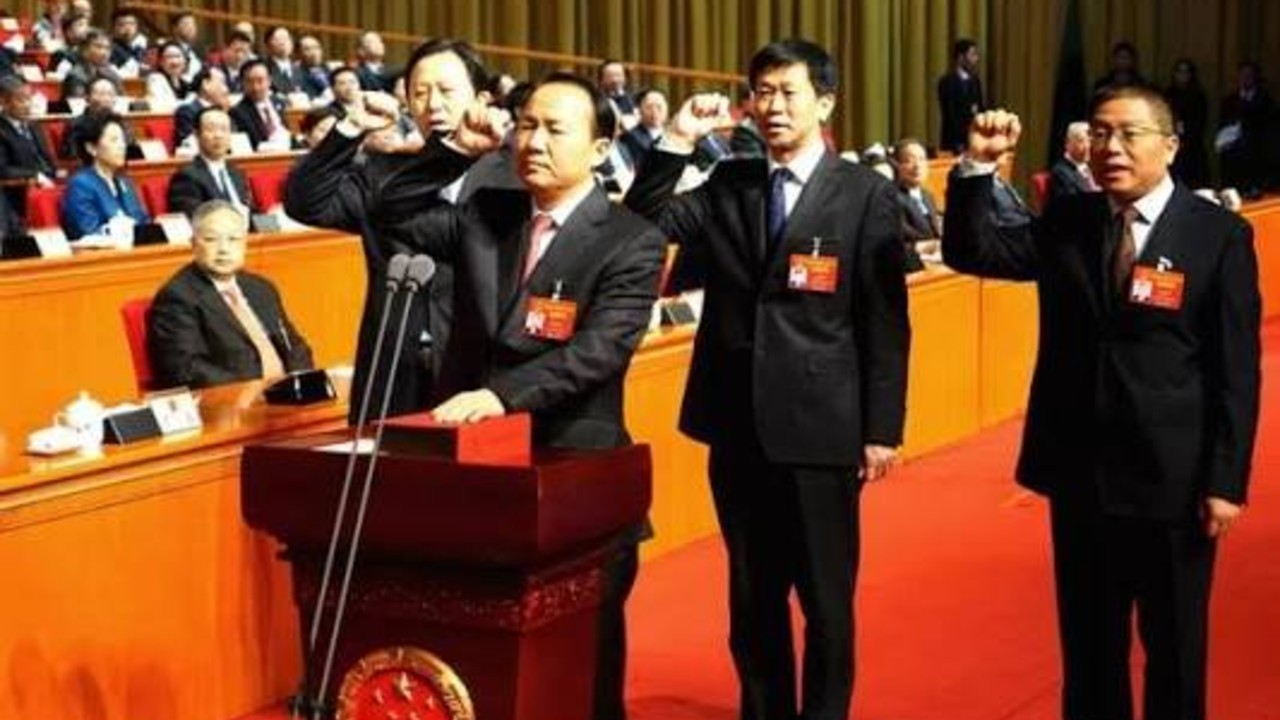 来宾新当选人员宪法宣誓